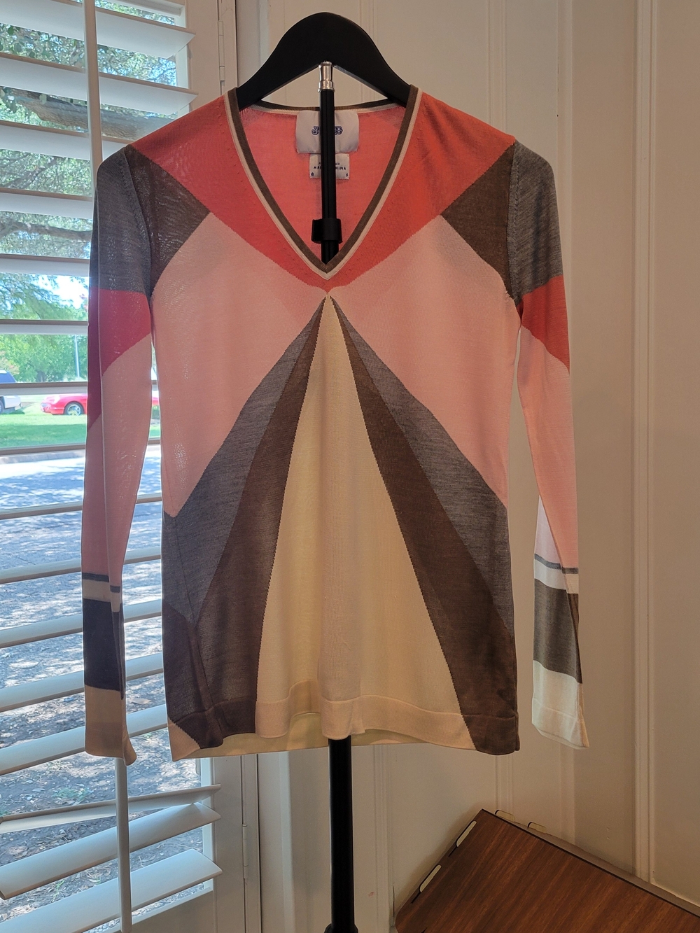 JED 100% Silk Geometric V-Neck Women's Sweater - Pink, Cream & Gray - Picture 1 of 3